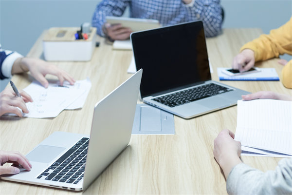 企業(yè)的戰(zhàn)略是精心設(shè)計的，還是臨機應(yīng)變的？
