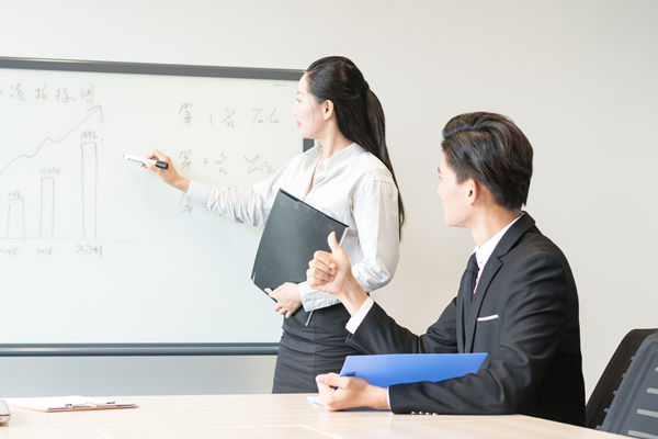 績效評估中如何平衡定量與定性指標，提升評價質量？